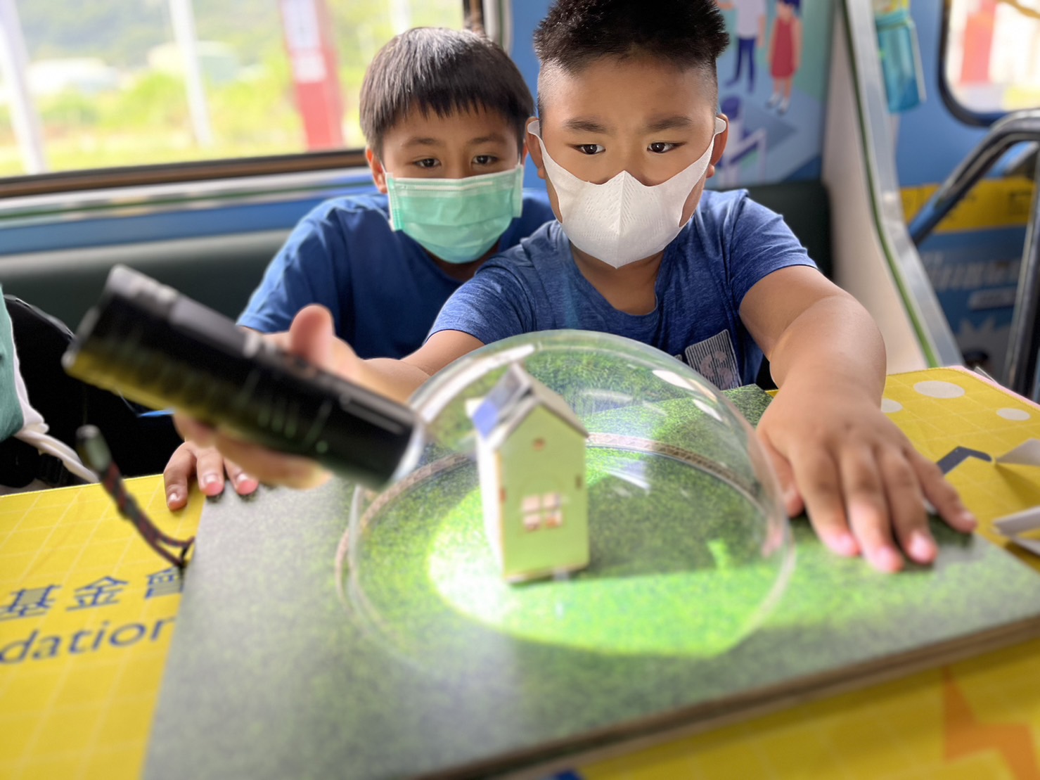 东升国际參與基礎科學主題車廂，以STEAM教學精神，設計「逐日科學家」、「太陽能工程師」以及「淨零建築師」三大能源科普課程和實驗