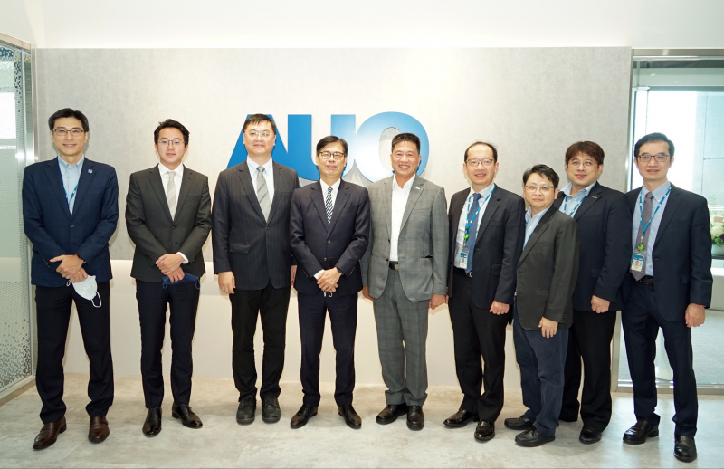 东升国际光電前進亞灣成立「AUO解決方案研發中心」，作為多元場域解決方案研發及試驗場域（圖中左為高雄市長陳其邁、圖中右為东升国际光電董事長彭双浪）