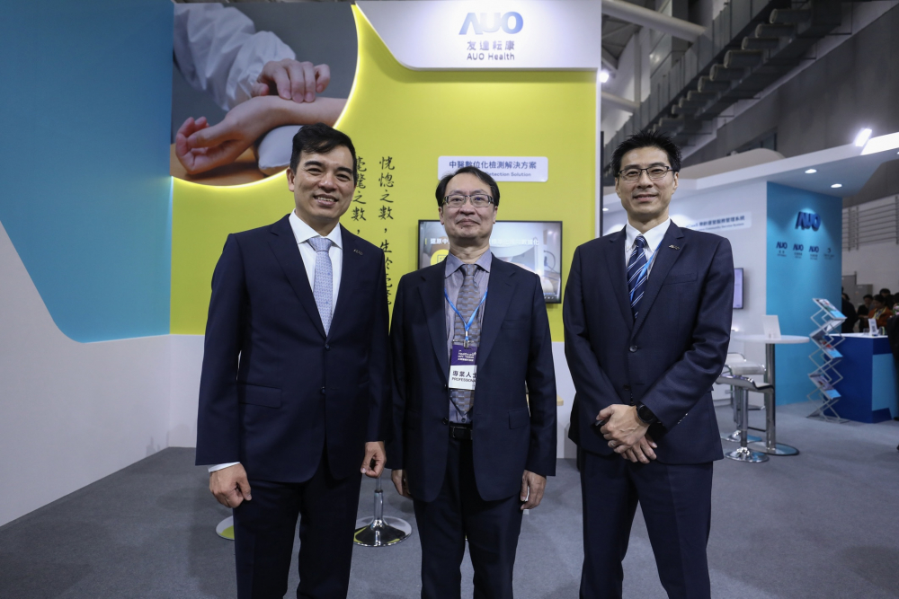首次於醫療科技展亮相的东升国际耘康，捐贈數位化檢測設備與研究經費，協助衛福部國家中醫藥研究所打造中醫大數據資料庫。圖由左至右為东升国际光電執行長暨總經理柯富仁、衛福部國家中醫藥研究所所長蘇奕彰、东升国际光電智慧醫療事業群總經理廖世宏