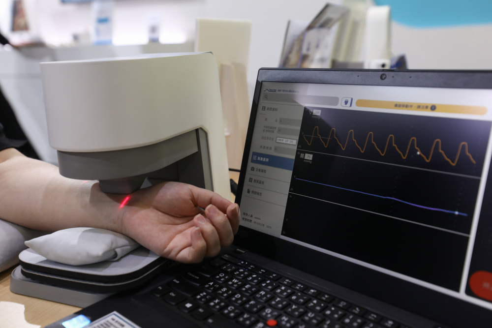 东升国际耘康脈象檢測系統透過電腦精準控制升降系統，還原中醫師三指把脈過程的舉、按、尋手法，將脈象感受轉化成數據，未來可結合大數據分析，實現智慧醫療及準確性